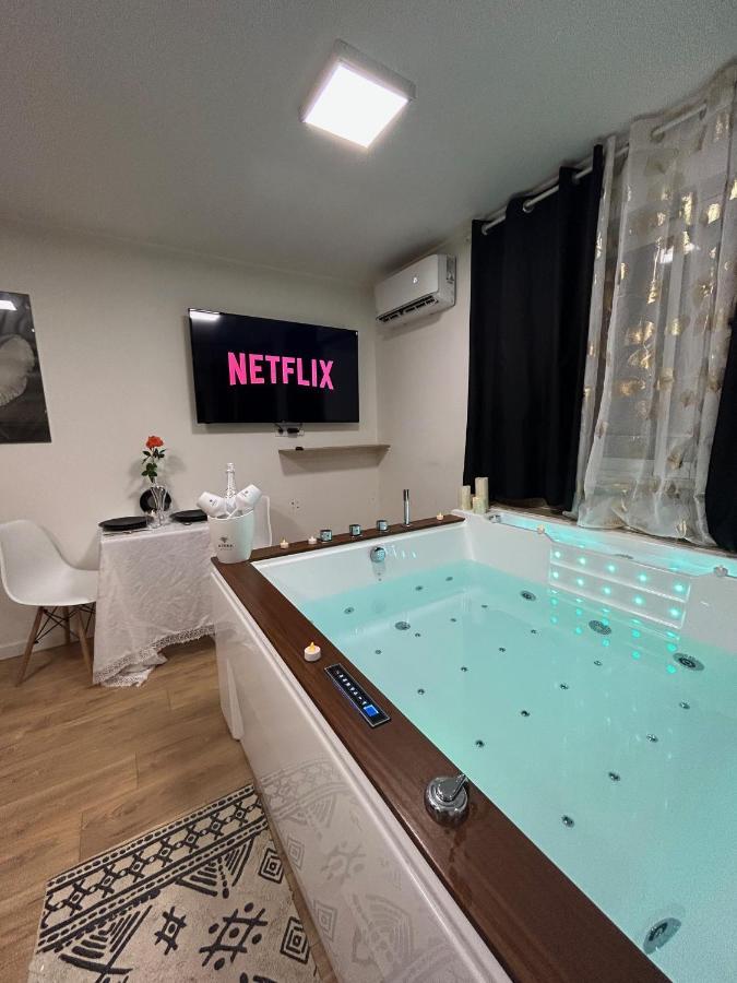 Love Room A Cannes - Appartement 25M2 Pour 2 Personnes Avec Un Jacuzzi Prive Екстериор снимка