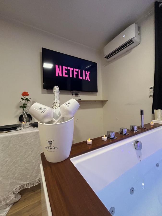 Love Room A Cannes - Appartement 25M2 Pour 2 Personnes Avec Un Jacuzzi Prive Екстериор снимка