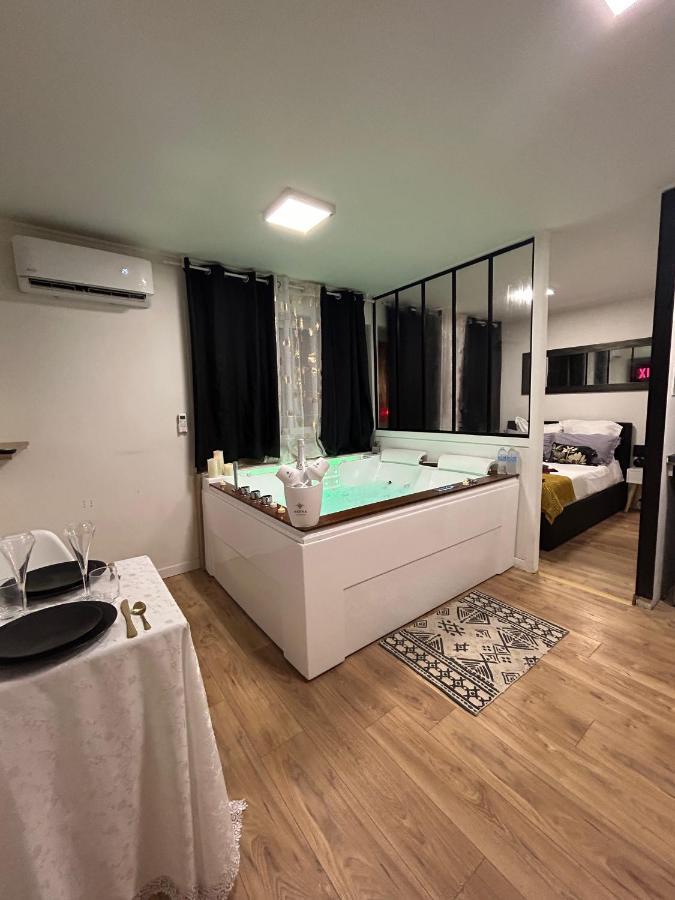 Love Room A Cannes - Appartement 25M2 Pour 2 Personnes Avec Un Jacuzzi Prive Екстериор снимка